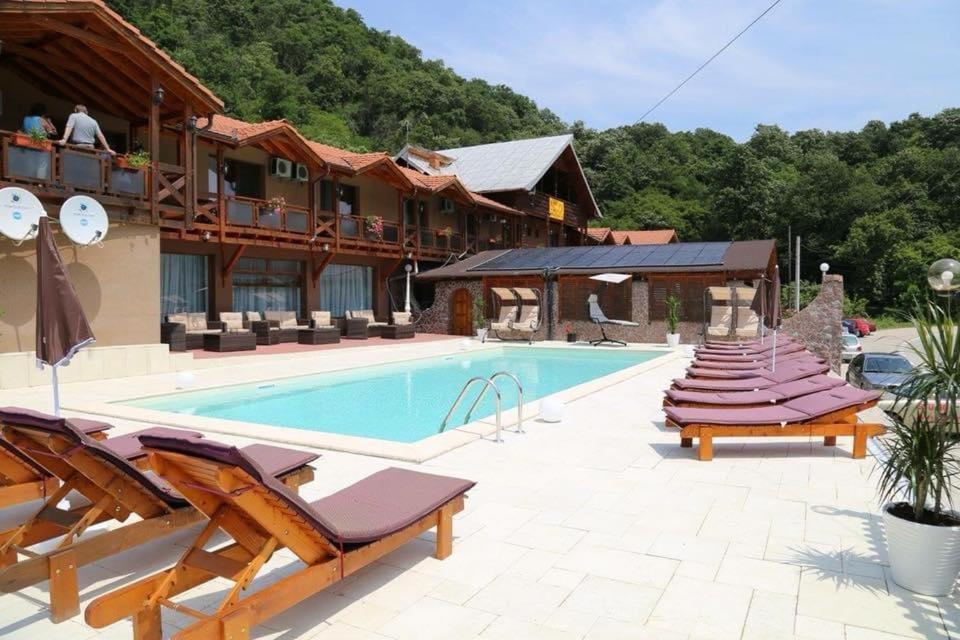 Pensiunea Deian-Clisura Dunarii Moldova Noua Экстерьер фото